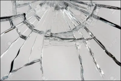 Selon la superstition, combien d'années de malheur nous sont infligées lorsqu'on casse un miroir ?