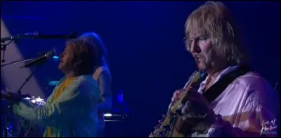 Jon Anderson recèle le contraire d'une voix cassée car, chose rare, il n'a jamais mué : il garde cette voix cristaline qui a gagné en puissance à force de travail. Quel était le nom de son célèbre groupe et le style de ce "rock" ?