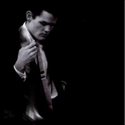 Il avait une voix comme la caresse d'un chat, Chet [nom ?]... Chut, écoutez : il soufflait aussi admirablement bien dans [instrument ?]...