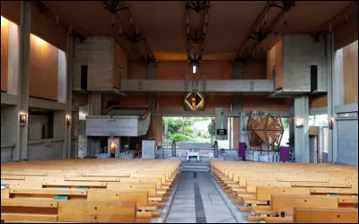 Qui gère les églises ?