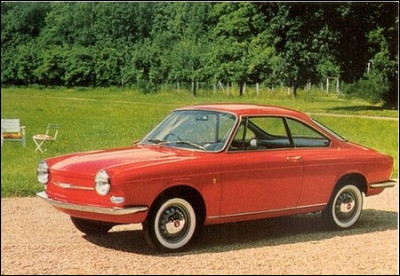 Ce modèle assez rare d'une défunte marque, fut la version "coupé" d'une voiture très populaire des années 60. Comment s'appelaient les deux, la marque comme le modèle ?