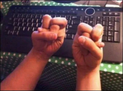 Quel geste doit-on faire en signe porte-bonheur ?