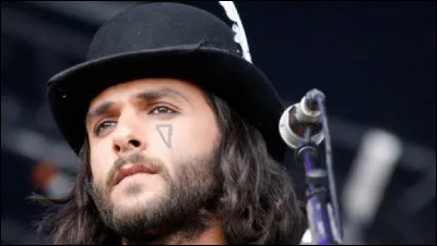 Qui est cet auteur-compositeur-interprète, musicien ?