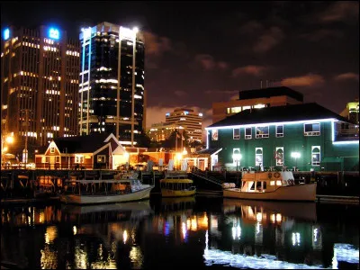 C'est la capitale de la belle province canadienne de la Nouvelle-Écosse, sur la côte maritime atlantique. Ce beau pays faisait partie de l'Acadie mais fut plusieurs fois objet de combats entre la Nouvelle-France et la Nouvelle-Angleterre.
Quelle est cette ville qui en 1917, fut le site de la plus grande explosion avant Hiroshima, soit l'explosion du Mont Blanc, navire de munitions français ?