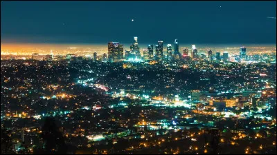 Cette mégalopole est la deuxième ville des États-Unis en population après Big Apple. Pourtant, elle est fort éloignée d'où a débuté l'histoire du pays, étant située dans le sud de l'État de Californie, sur la côte du Pacifique. 
Trouvez cette ville olympique unique : elle a accueilli les J.O. d'été deux fois (en 1932 et 1984), et les accueillera de nouveau en 2028.