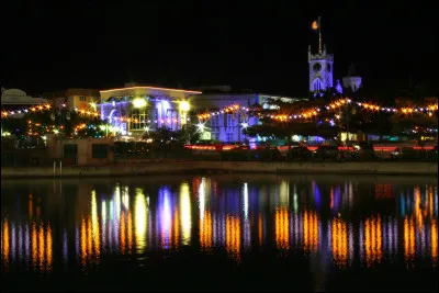 Cette belle cité coloniale a été fondée en 1628 par des colons britanniques. La plus grande partie de la population est de descendance africaine à cause de l'esclavage qui s'y est tenu. En 2011, le centre historique de cette ville et sa garnison coloniale ont été déclarés sites historiques culturels de l'Unesco.
Trouvez la ville où Rihanna a grandi.