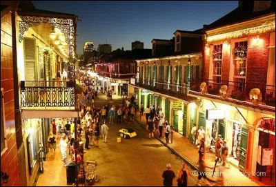 ''Joyau des États-Unis en raison de son architecture coloniale, sa culture créole, sa cuisine cajun et sa musique'', fondée en 1718 par Jean-Baptiste Le Moyne de Bienville, cette ville est marquée par l'héritage colonial français. Le Vieux carré français est le cur historique de la ville : tout est sur Bourbon Street. 
Quelle est celle qu'on appelle aussi le berceau du jazz ?