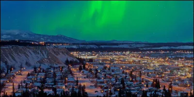 ''Wilderness City'' est son surnom : on y part pour l'aventure en régions sauvages. On atterrit dans cette ville canadienne et capitale du territoire du Yukon : la liaison aérienne y est fort active mais le recensement n'y dénombre, en résidents fixes, que 25,085 habitants, dont 3,760 francophones : ce sont des Québécois. 
Quel est son nom ?