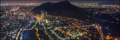 La ville se trouve dans une cuvette aux portes de la Cordillère des Andes : c'est la capitale et plus grande ville du pays. Il y a le quartier Providencia, pour profiter de la vie nocturne. Pour voir des maisons colorées, faut aller dans le Bellavista. Parcourez la Lastarria, piétonnière.
Quelle est cette ville où l'on peut faire une balade le long de la rivière Mapocho qui la traverse ?