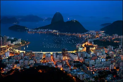 Capitale de l'État du même nom, Corcovado est sans aucun doute le lieu d'intérêt le plus emblématique : ''c'est l'un des monuments les plus hauts et les plus imposants du monde''. Il y a aussi la Montagne du Pain de Sucre, autre icône du paysage.
Quelle est cette beauté où dans le Centro on peut voir des immeubles de Le Corbusier et de Oscar Niemeyer ?

Merci d'avoir voyagé avec moi.