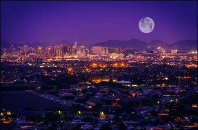 On trouve au pied des White Tank Mountains, la capitale de l'Arizona. Entourée par le désert de Sonora, la ville a été possible grâce à l'irrigation qui a permis l'élevage : ce reborn est la source de son nom.
Une visite en montgolfière du désert est offerte au coucher du soleil.
Son climat désertique est l'un des avantages pour la visiter. Quelle est cette ville parfaite pour les promenades ?