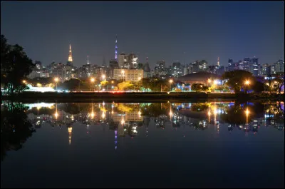 Capitale de son État, c'est la ville qui compte le plus de lusophones au monde. C'est aussi l'une des plus peuplées du continent américain, avec celles de Mexico et de New York, et la cinquième au monde.
Trouvez le nom de celle qui est la plus grande ville du Brésil et d'Amérique du Sud.