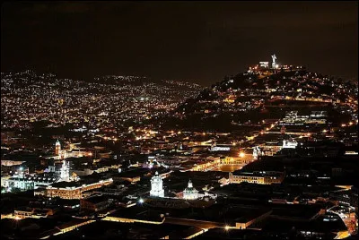 '' La nuit, le centre historique s'habille d'un spectacle de lumières qui illuminent les beaux bâtiments coloniaux qui ont rendu cette capitale digne du titre de premier patrimoine mondial ''. (bestday.com)
Les nuits sont fraîches dans le Centro mais imaginez à la Colline de Santa Ana ! Nommez cette intéressante ville coloniale.
