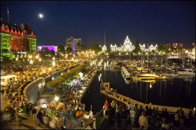 La capitale de la Colombie-Britannique propose, un peu comme Québec, une architecture pittoresque de style européen, plutôt victorien. De jour on voit que la ville est entourée par le vaste océan bleu et elle offre également une vue imprenable sur les montagnes olympiques au loin.
La nuit venue, visitez Beacon Hill ou parcourez Chinatown ou prenez un verre au Fisherman's Wharf Park. Où est-on ?