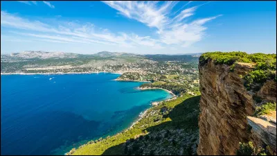 Quelle est cette baie située dans les Bouches-du-Rhône au coeur du Parc National des Calanques entre Marseille et Toulon ?