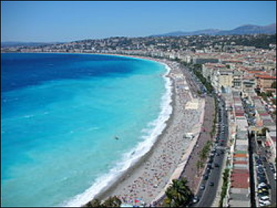 Quelle est cette baie méditerranéenne qui s'étend de Nice au Cap d'Antibes ?