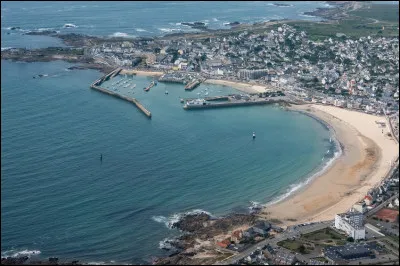 Quelle est cette baie située sur la côte sud du Morbihan, haut lieu de nombreuses régates ?