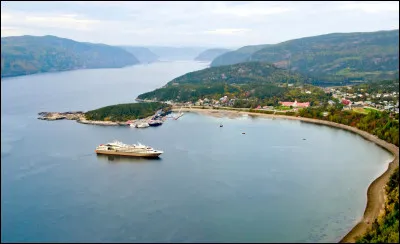 Quelle est cette baie de la côte nord du Québec située au bord du fleuve Saint-Laurent, haut lieu d'observation des baleines ?