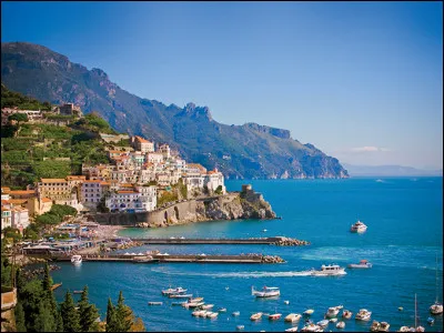 Quelle est cette baie située sur la côte sud-ouest de l'Italie avec à l'est le Vésuve et au sud la péninsule de Sorrente ?
