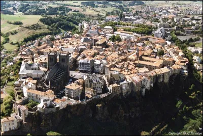 Cette sous-préfecture auvergnate est, avec ses 6400 habitants, la deuxième ville du département du Cantal. C'est ...