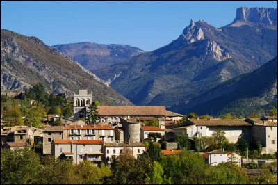 Cette sous-préfecture de la Drôme, peuplée de 4600 habitants, située au pied du massif du Vercors, c'est ...