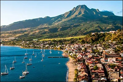 Saint-Pierre, petite ville de 4100 habitants, située sur la côte caraïbe, au sud-ouest de la montagne Pelée, est une sous-préfecture de ...
