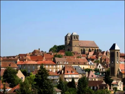 Gourdon, petite ville de 4300 habitants, située sur les collines de la Bouriane, est une sous-préfecture du ...
