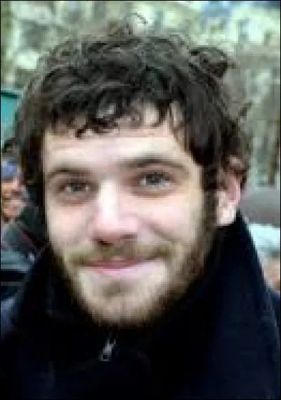 Qui est cet acteur, n&eacute; en 1990, qui a jou&eacute; dans le film "LOL" et dans "Deux fils" ?