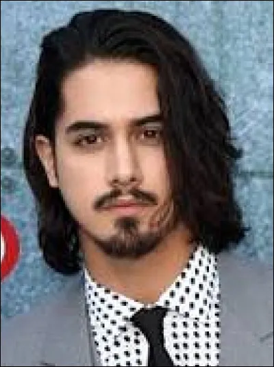 Qui est cet acteur, n&eacute; en 1992, qui a jou&eacute; dans la mini-s&eacute;rie "Toutankhamon : le Pharaon maudit" et dans le film "Retour &agrave; Zombieland" ?