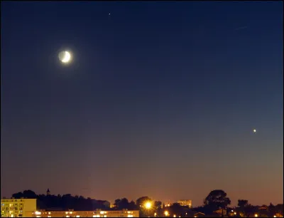 Quelle est cette étoile/planète ? (à droite)