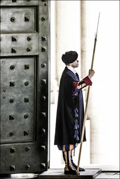 On pourrait penser au Mossad, à la C.I.A ou au F.S.B et bien non, le plus puissant en absolu est celui du Vatican.