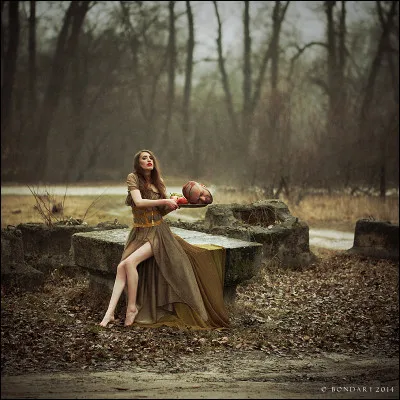 La beauté de cette veuve biblique, lui permettra d'avoir une entrevue avec le général babylonien Holopherme, le servira lui faisant croire d'être prête à trahir les siens. Un soir après un repas festif d'amoureux, endormi elle lui trancha la tête. Qui est cette redoutable tueuse ?