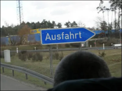 Vous verrez très souvent ce panneau, mais uniquement sur les autoroutes ! Attention à ne pas tomber dedans, mais que signifie-t-il ?