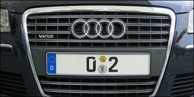 140 km/h : à fond dans la Clio, celui de derrière veut à toute force nous dépasser ! Mais qu'est-ce qu'il fait, qu'est-ce qu'il a, qui c'est celui-là ? Complètement toqué, ce mec-là !