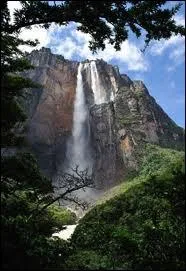 Les chutes les plus hautes du monde sont les chutes de l'Ange, au Vnzuela, qui mesurent 979 mtres, ce qui correspond  trois fois la hauteur de l'Empire State Building.