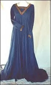 C'est Agns Sorel, dame d'honneur de la reine Isabelle de Lorraine, qui a invent le dcollet au XVme sicle.