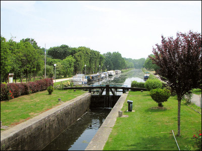 Son code postal est 22630, on y comptait environ 1 712 habitants en 2015. Le canal d'Ille-et-Rance passe par le village ...