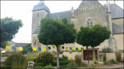 Son maire actuel [2014-2020] est Arnaud Carré, et il comptait environ 305 habitants en 2017. On y découvre des monuments comme l'église paroissiale de Notre-Dame, la chapelle de Tréveleuc... Comment s'appelle ce petit village ?