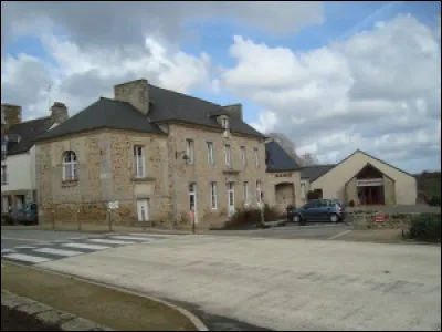 Son code postal est 22100, le coureur cycliste français Bernard Hinault est désormais agriculteur au village de ...