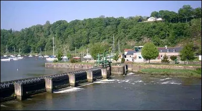 Son blason est noir, blanc et jaune, son code postal est 22690. L'église Sainte-Anne, le moulin du Prat font partie de ce village nommé ...