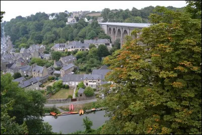 Ce village compte parmi ses monuments l'église Saint-Méen. Le maire actuel [2014-2020] est Bruno Ricard, il y avait environ 4 187 habitants en 2017. Comment s'appelle ce village ?