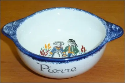 En trois lettres : il peut contenir du café ou simplement de l'air. La voyelle est un ...