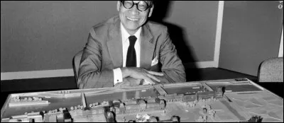 Quel monument créé par Ieoh Ming Pei, permet d'accéder au musée du Louvre par la cour Napoléon ?