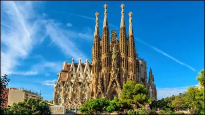 Quelle ville d'Espagne abrite la "Sagrade Familia" commencée par Antonio Gaudi ?