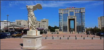 À quel architecte catalan doit-on la construction du quartier Antigone, à Montpellier ?