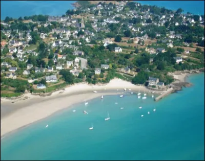 Cette ville compte 11 plages ! Il est possible de se rendre sur l'île des Ebihens, qui fait partie de sa communauté. Le maire en cours [2014-2020] est Claire Thirion-Emberson. Comment s'appelle cette commune de bord de mer ?