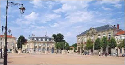 Nous sommes dans le Grand-Est, sur la Place L&eacute;opold de Lun&eacute;ville. Ville connue pour son Versailles lorrain, travers&eacute;e par la Vezouze, la Meurthe et la Mortagne, elle se trouve dans le d&eacute;partement n&deg; ...
