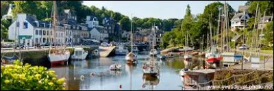 Nous prenons &agrave; pr&eacute;sent la direction de la Bretagne et de la ville de Pont-Aven. Celle que l'on surnomme la cit&eacute; des peintres se trouve dans le d&eacute;partement ...