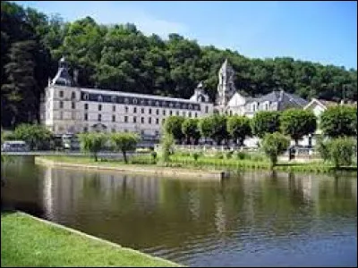 Voici l'abbaye Saint-Pierre de Brant&ocirc;me. Ancienne commune N&eacute;o-Aquitaine, surnomm&eacute;e la Venise du P&eacute;rigord, elle se trouve dans le d&eacute;partement ...