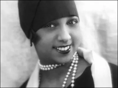 Qui chantait ''J'ai deux amours'' ?